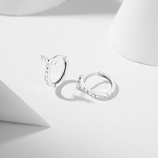 Chao Acer Zhijian PT950 platinum platinum earrings for women platinum earrings letter T gift priced at 200 yuan one pair 1.85g