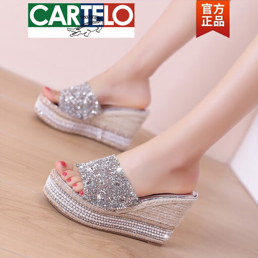 Cartelo High-End-Fersensandalen für Frauen 2025 Sommerschwamm Kuchen dicker Sohle nicht rutscher Außenbezirks Strass-Strass-Internet-Promi-Hausschuhe modisch und vielseitig One Gold 10 cm 36