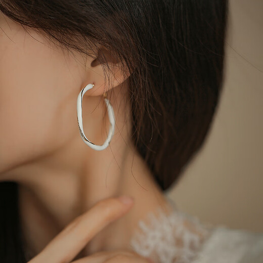 OU Jingsi Light Luxury haut de gamme Boucles d'oreilles de grand cercle Nouveau conception de niche à la mode Loucles d'oreilles irrégulières Tempérament féminin OK-753