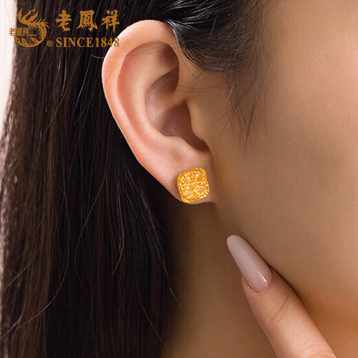 Lao Fengxiang 18K hard K sugar cube earrings for women, fashionable and versatile ear stick earrings, Valentine's Day birthday gift for girlfriend and wife 18K hard K sugar cube earrings, about 0.45g