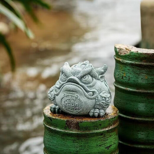 Qiashuo blue sandstone auspicious animal golden toad can raise tea pet toad ornaments tea table living room fish tank landscaping desktop decoration green sandstone Tongbao golden toad (with copper coins)