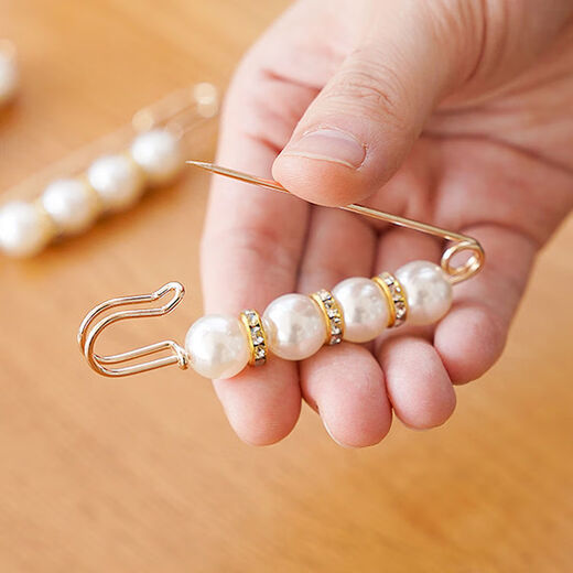 Shantou Lincun Taillennadel an der Hosentaille, kleine Nadel, Brosche, Clip-Einstellschnalle, Damennadel zum Befestigen von Kleidungszubehör, Anti-Expositions-Schnalle, zwei Perlen, 4 cm, kleine weiße
