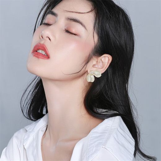 Qlady asymmetric butterfly earrings for women 2024 new high-end temperament imitation pearl earrings for women light luxury silver needle earrings