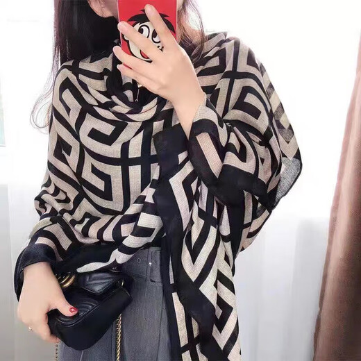 Écharpe à imprimé mince d'automne populaire à la mode imprimée à imprimé soft touch haut de gamme Écharpe pour les femmes, lettrage arrière