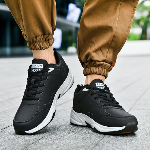 Zapatos de hombres Jinyue zapatos deportivos TOE anchos sueltos y grasos más grandes de otoño e invierno zapatos casuales impermeables al agua extra grande 45464748 826 blanco y negro 42
