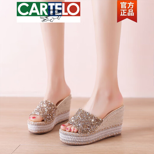 Cartelo High-End-Fersensandalen für Frauen 2025 Sommerschwamm Kuchen dicker Sohle nicht rutscher Außenbezirks Strass-Strass-Internet-Promi-Hausschuhe modisch und vielseitig One Gold 10 cm 36
