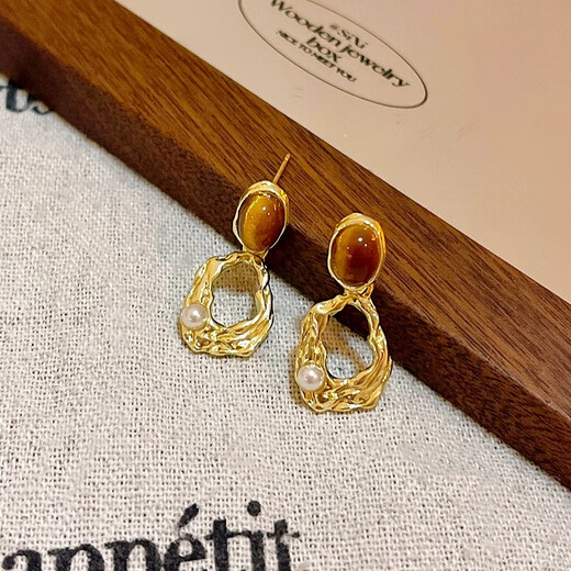 Fan Shengyu retro brown earrings for women in autumn and winter irregular niche light luxury earrings temperament high-end Hong Kong style earrings Maillard hollow earrings a pair