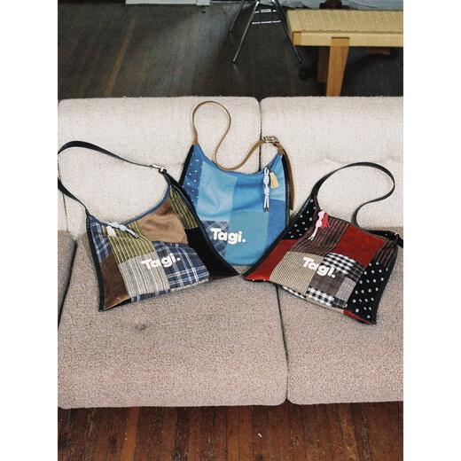 Tagi. Sac à bandoulière en velours côtelé de couleur contrastée décontracté de tous les jours automne et hiver rétro épissage denim grande capacité sac à bandoulière polyvalent pour les déplacements routiers vin rouge à pois