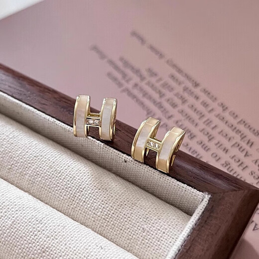 Xiaomi (MI) H letter earrings for women, shell light luxury high-end earrings, versatile new earrings, Chinese Valentine's Day gift for girlfriend, Japanese and Korean light luxury shell letter H sterling silver earrings