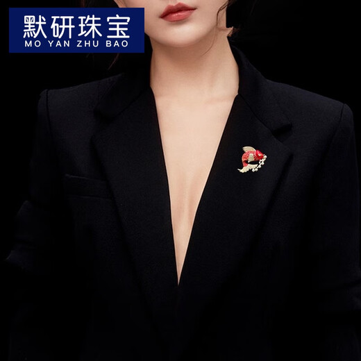 Moyan (MOYAN) Chinese style lucky koi brooch with surplus every year, pearl corsage, national trend, creative and personalized carp brooch, gold A16-309