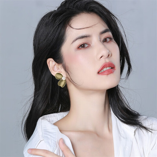 Qlady asymmetric butterfly earrings for women 2024 new high-end temperament imitation pearl earrings for women light luxury silver needle earrings