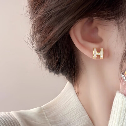 Xiaomi (MI) H letter earrings for women, shell light luxury high-end earrings, versatile new earrings, Chinese Valentine's Day gift for girlfriend, Japanese and Korean light luxury shell letter H sterling silver earrings