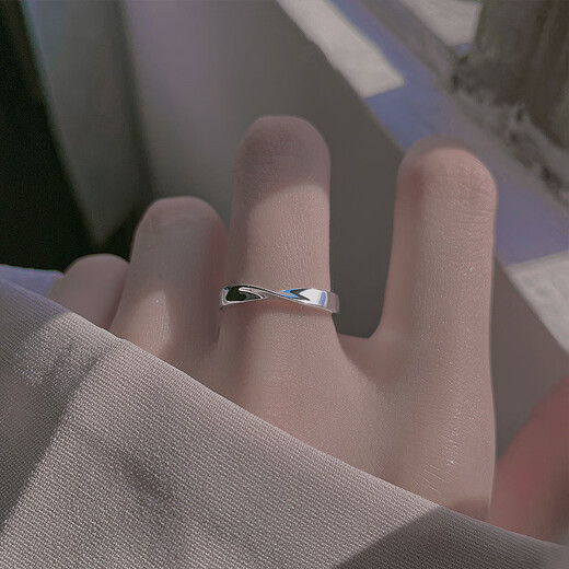 Platinum ring women's niche design plain ring Möbius ring couple ring gift for girlfriend fashion personalized single ring Möbius ring