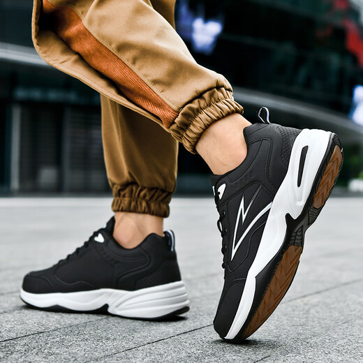 Zapatos de hombres Jinyue zapatos deportivos TOE anchos sueltos y grasos más grandes de otoño e invierno zapatos casuales impermeables al agua extra grande 45464748 826 blanco y negro 42