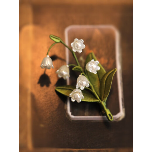 QUAMER gold store style brooch, high-end women's 2022 new style handmade lily of the valley flower entwined brooch accessories, complex green