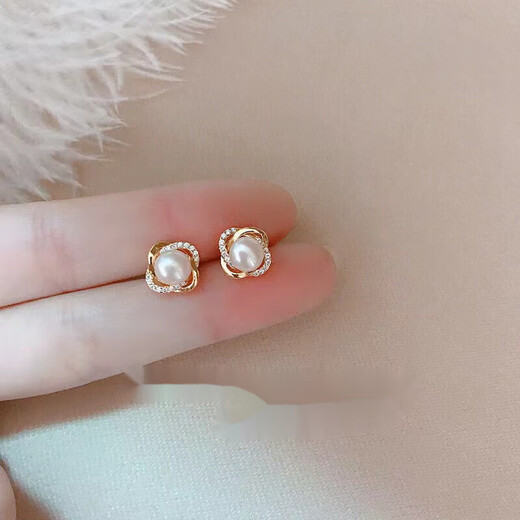 Qi Xiaomi Korean version versatile imitation pearl earrings for women retro simple French four-leaf clover earrings elegant temperament high-end earrings four-leaf clover earrings