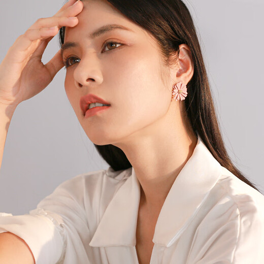 Qlady Daisy Flower Earrings Feminine High-end Earrings 2025 Young Luxury Niche Earrings Birthday Gift