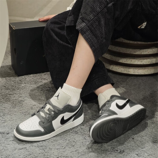 NIKE Nike men's shoes women's shoes summer and autumn new Air Jordan couple low top shoes sports basketball shoes aj1 black and white gray 553560/553558-152 42 men