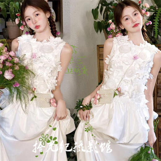 SI Ruilin Couple de voyage Studio Photo Nouveau coréen Fresh Couple Portrait Simple Wedding Photo Lawn Couple Travel Photo Robe blanche Taille égale