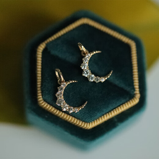 Changju 18K Gold Moon Pendant Necklace for Women Retro Gold White Sapphire Inlaid Clavicle Chain Stars and Moon Versatile Shining Pendant + Chopin Chain