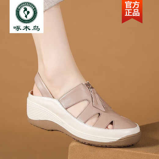 啄木鸟2025夏季新款包头凉鞋女不累脚软底妈妈皮鞋真皮坡跟女鞋透气鞋子 688丨米白色 37