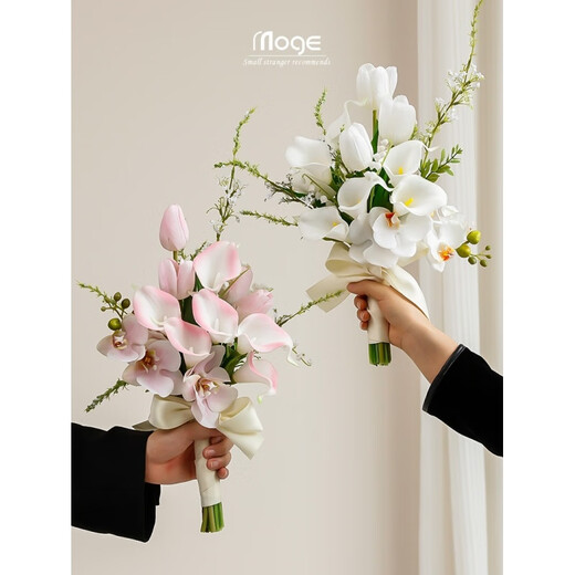 Calla Lily Bride tenant des fleurs dans les mains et prend des photos pour la décoration et les propositions de mariage obtenant une image principale des accessoires de bouquet