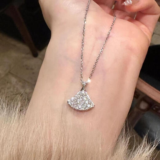 OEMG Hong Kong jewelry small skirt 18K rose gold necklace female gold PT950 platinum pendant gift for girlfriend small skirt rose gold