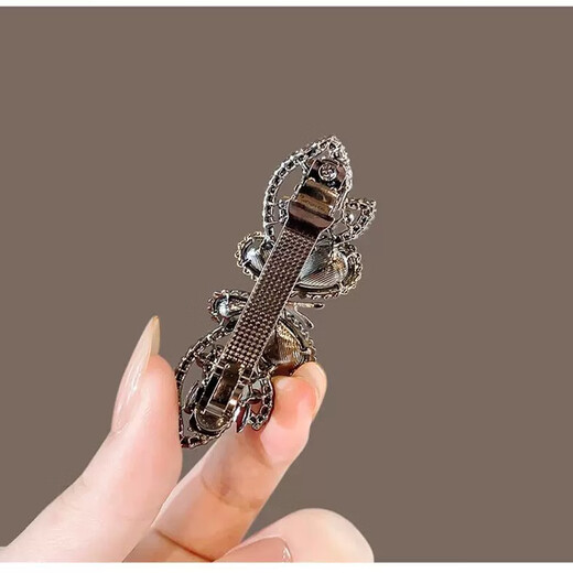 Case makeup Chinese Valentine's Day hairpin for women, elegant new style, high-end rhinestone mother hairpin, top clip on the back of the head, temperament spring clip, dark blue (7cm)