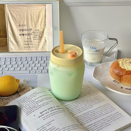 Tupperware suction can 550ml for girls and students, sealed water cup with straw, summer homemade drink milkshake, milky yellow