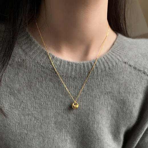Pop Huanmei small gold lock blessing word necklace for women 18k gold pendant light luxury niche high-end simple sweater chain 18k gold