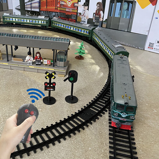 Aole télécommande train électrique jouet modèle piste ensemble cuir vert Dongfeng 4B moteur à combustion interne ouverture de porte avec lumière cadeau d'anniversaire télécommande cuir vert + 3 wagons verts + plate-forme + piste ensemble de batterie rechargeable