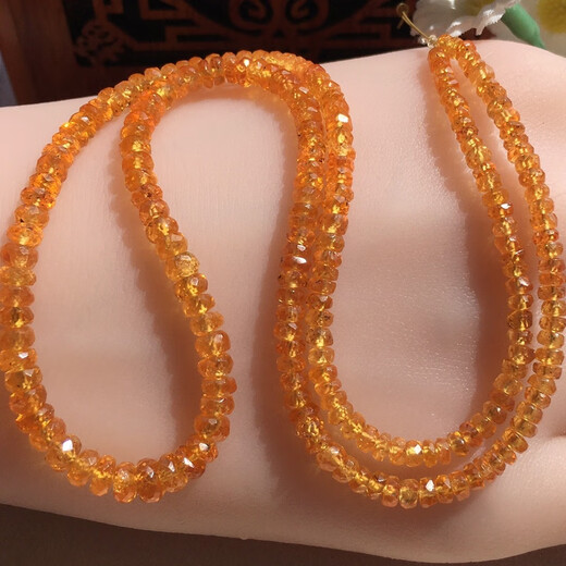 Ruiluo light blue slightly purple tanzanite bead necklace bracelet with smooth facet and elegant temperament that complements the skin tone of women. Fanta stone moonlight 18 gold ice transparent blue faceted tanzanite necklace 2 o'clock 7-