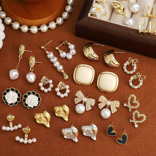 Collection of earrings, fashion hot style earrings, women's versatile earrings, high-end niche design earrings, temperament earrings, 3 pairs of earrings, random styles, no limit to picture style