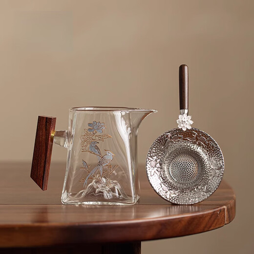 Fat Donglai's same style fair cup with high borosilicate glass wooden handle, mountain view, anti-scalding and high temperature resistance, Xishang Meishao Tea, Haifen Tea Xishang Meishao Fair Cup with lotus tea drain