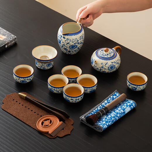A complete set of tea sets made in Tokyo. Blue and white Ru kiln Kung Fu tea set. Blue and white tangled lotus 19-piece household tea set.