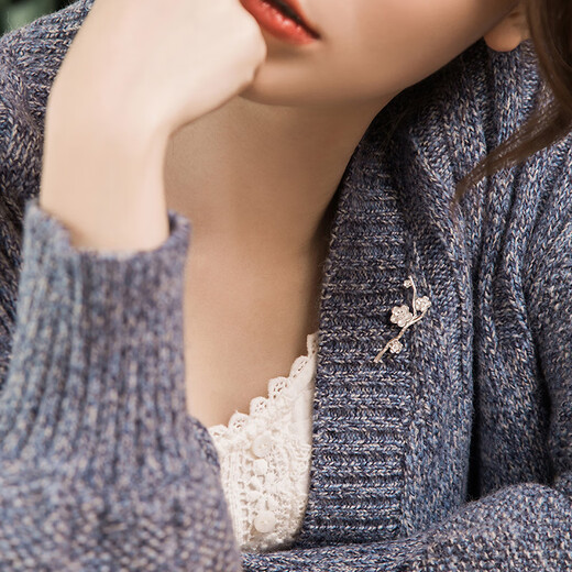 QUAMER Gold Store Plum Blossom Brooch Women's Sterling Silver Pin Corsage Pin Design Retro Same Style Sweater Small Silver Plum Blossom Brooch + Counter Gift Box