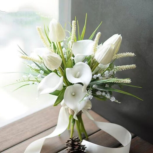Calla Lily Bride tenant des fleurs dans les mains et prend des photos pour la décoration et les propositions de mariage obtenant une image principale des accessoires de bouquet