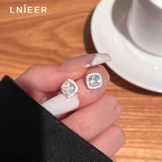 LnieerS925 silver sugar cube earrings for women 2025 new popular niche design light luxury earrings high-end autumn and winter earrings S925 silver sugar cube earrings (small size)