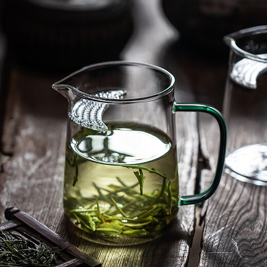 Yihutea (YIHUTEA) fair cup glass crescent filter tea cup with tea leakage tea water separation tea cup heat-resistant tea divider tea set accessories can be used as a teapot integrated filter crescent male cup