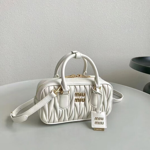 LZJVmiumiu Sac pour Femme Nouveau Style Sac pour Femme plissé Bowling Mode Portable Boston épaule bandoulière Oreiller Petit Blanc (Emballage de boîte Cadeau)