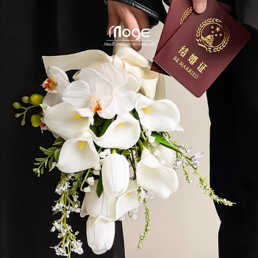 Calla Lily Bride tenant des fleurs dans les mains et prend des photos pour la décoration et les propositions de mariage obtenant une image principale des accessoires de bouquet