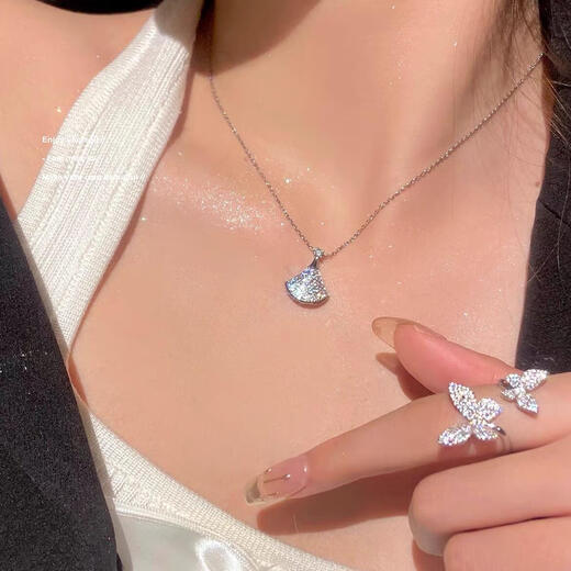 OEMG Hong Kong jewelry small skirt 18K rose gold necklace female gold PT950 platinum pendant gift for girlfriend small skirt rose gold