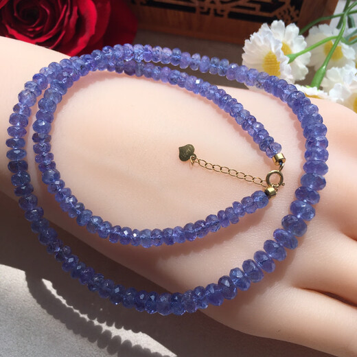 Ruiluo light blue slightly purple tanzanite bead necklace bracelet with smooth facet and elegant temperament that complements the skin tone of women. Fanta stone moonlight 18 gold ice transparent blue faceted tanzanite necklace 2 o'clock 7-