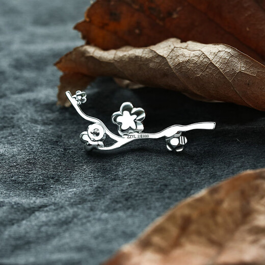 QUAMER Gold Store Plum Blossom Brooch Women's Sterling Silver Pin Corsage Pin Design Retro Same Style Sweater Small Silver Plum Blossom Brooch + Counter Gift Box