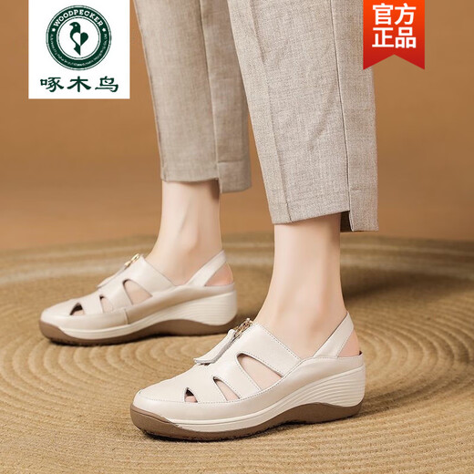 啄木鸟2025夏季新款包头凉鞋女不累脚软底妈妈皮鞋真皮坡跟女鞋透气鞋子 688丨米白色 37