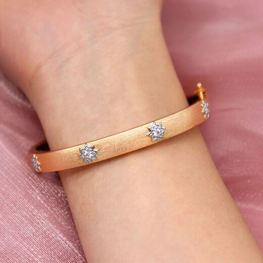 Fujiu Hong Kong 18K gold carved bracelet for women, fashionable and high-end diamond-encrusted frosted texture bracelet, gold, ready for return and exchange