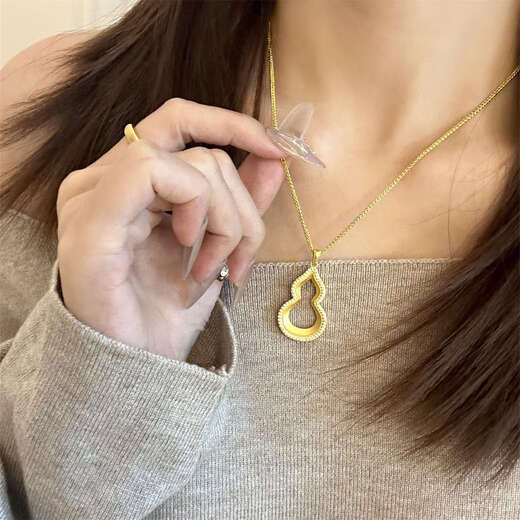 Shien ancient method inheritance 18k gold hollow gourd pendant necklace women's fortune point diamond clavicle chain autumn and winter new accessories hollow gourd pendant + Chopin chain