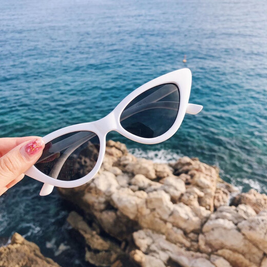 
ins European and American cat-eye sealing sunglasses new retro European and American trendy women's small frame sunglasses round face long face triangle [black]
