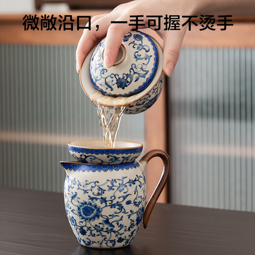 A complete set of tea sets made in Tokyo. Blue and white Ru kiln Kung Fu tea set. Blue and white tangled lotus 19-piece household tea set.