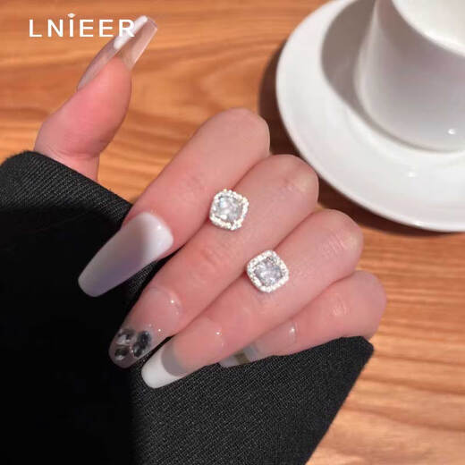 LnieerS925 silver sugar cube earrings for women 2025 new popular niche design light luxury earrings high-end autumn and winter earrings S925 silver sugar cube earrings (small size)